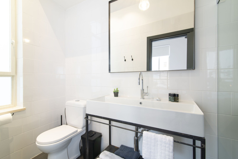 Bathroom 5, Oliver