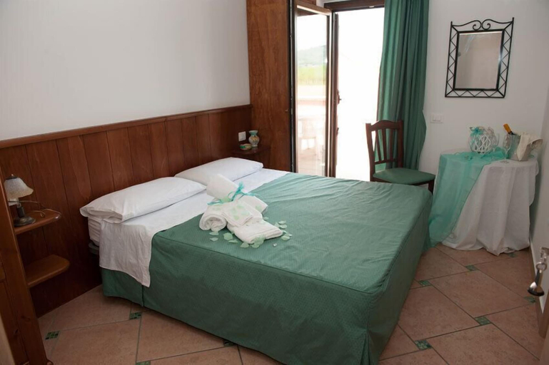 Bedroom 3, L'Oasi del Fauno Country House, Salerno