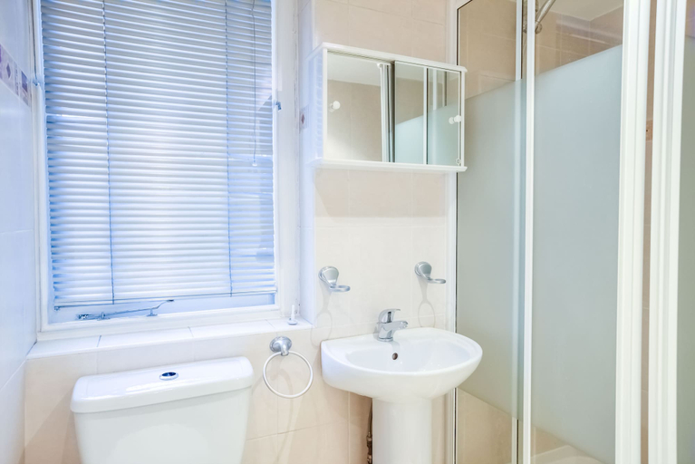 Bathroom, QB 11, London