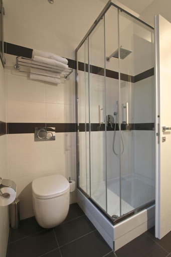 Bathroom 5, Andrea Doria Resort, Rome