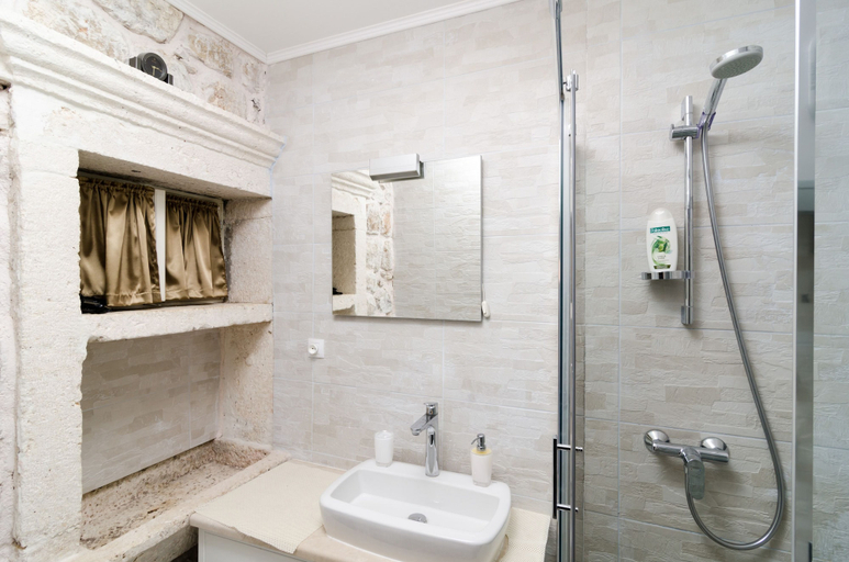 Bathroom 5, Booba Rooms, Dubrovnik