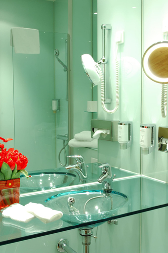 Bathroom 4, Ramada Encore by Wyndham Geneva, Genève