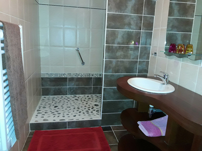 Bathroom 5, Chambre d'hôtes Azkena, Pyrénées-Atlantiques