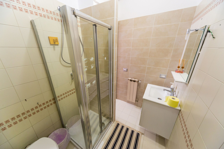 Bathroom 5, B&B 32, Rome