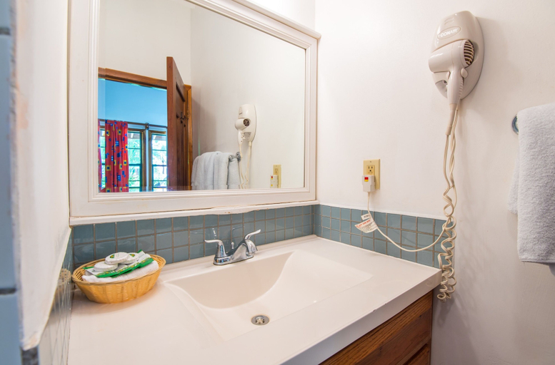Bathroom 3, Las Rocas Resort And Dive Center, Roatán