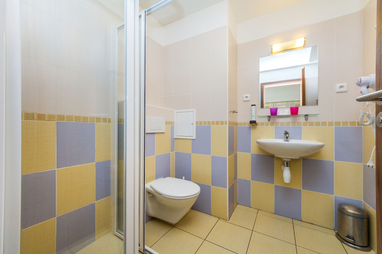 Bathroom 4, Nad Kralovnou Hotel & Restaurant, Praha 16