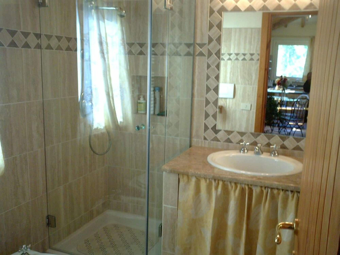Bathroom, SunCave Gardens Naturist, Roma