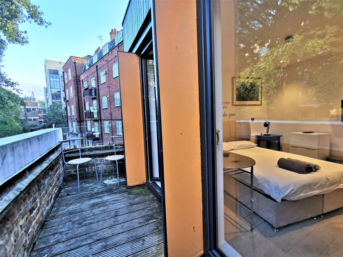 Others 5, Double Room with Balcony - 3b, London