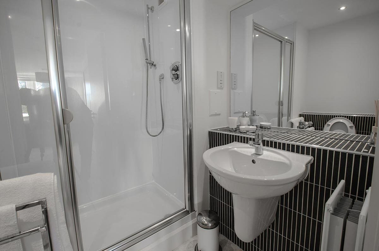 Bathroom 3, Orange Apartments - 22 Polmuir Gardens LTD, Aberdeen