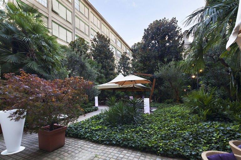 Exterior & Views 12