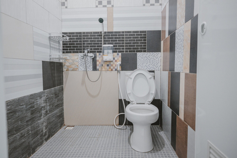 Bathroom 5, RedDoorz @ Beringin Jambi, Jambi