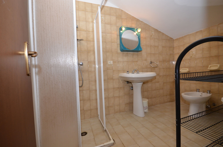 Bathroom 5, Villa Aurora, Udine