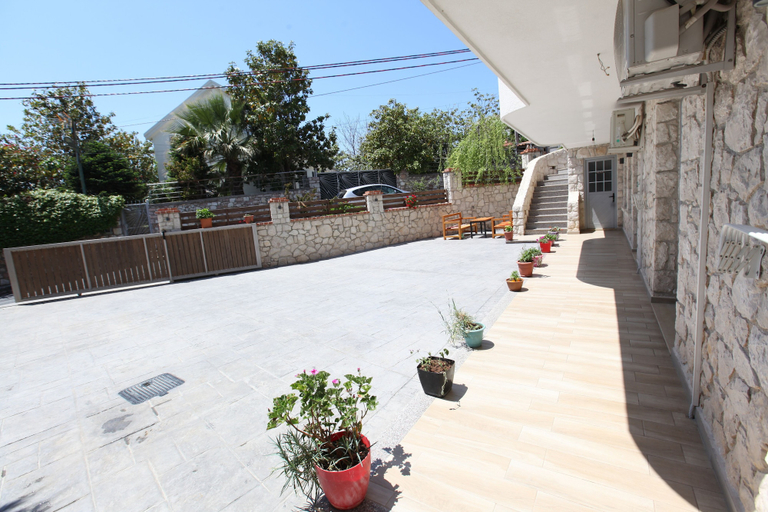 Others 5, Vila Anhel, Sarandës