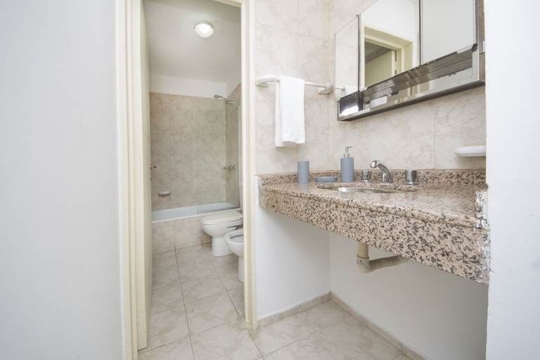 Bathroom, Obispo Oro Flat ZX4, Capital