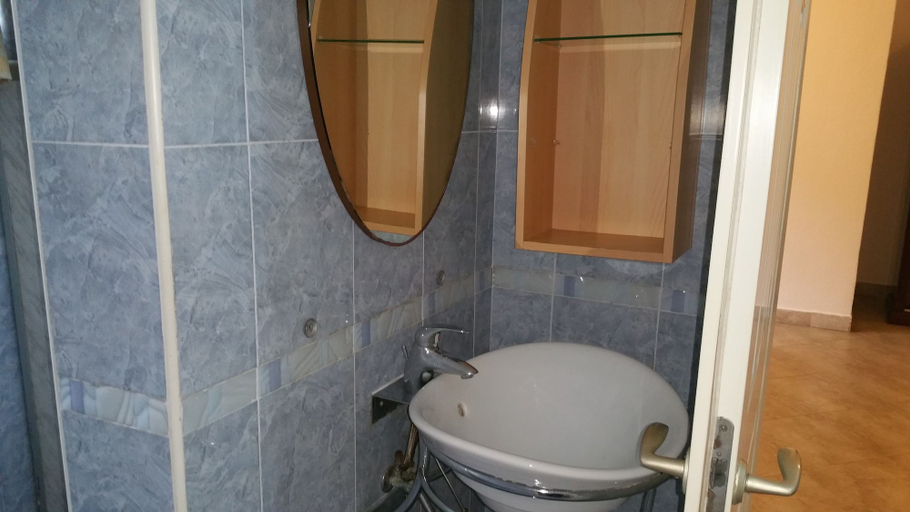 Bathroom 4, Dream Court Apartment, Accra