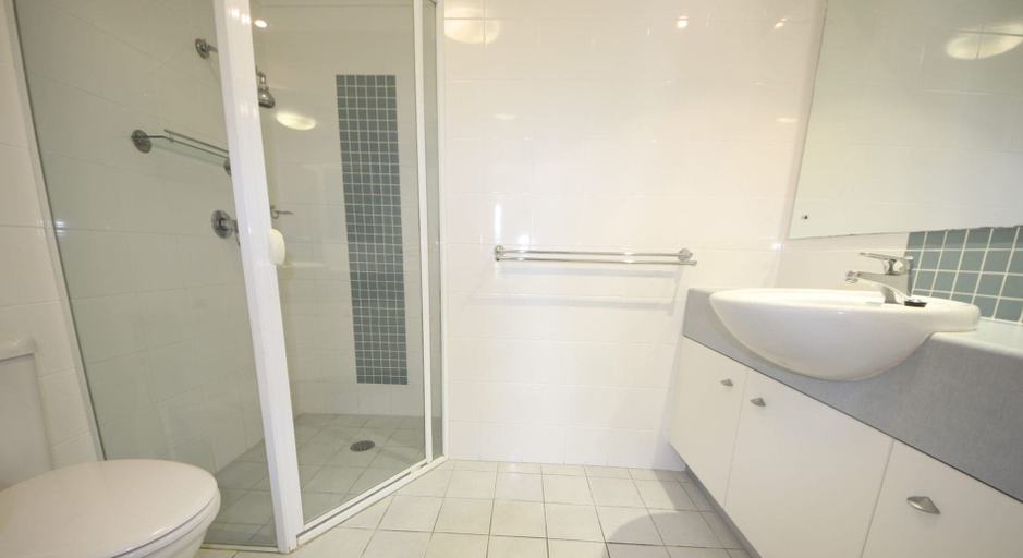 Bathroom, Jubilee Apartment No 10, Kempsey
