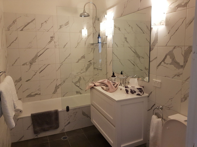 Bathroom, Kilmarnock House, Cessnock