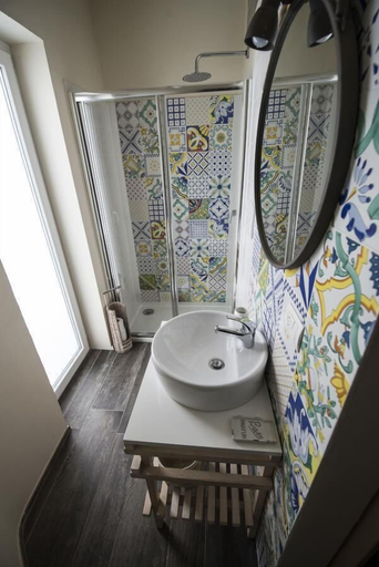 Bathroom 5, Home Village BB, Bari
