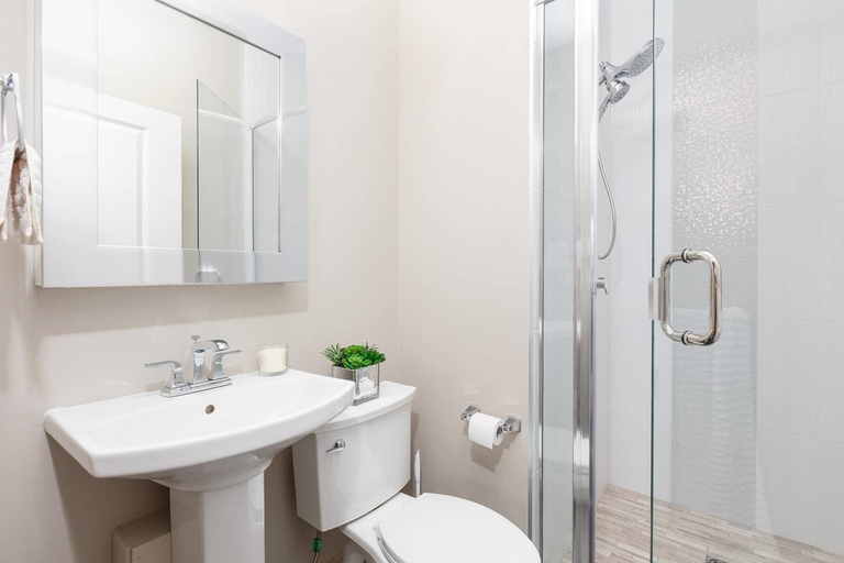Bathroom 4, Private and Cozy 2bdr 2BA Home in Kitsilano, Greater Vancouver
