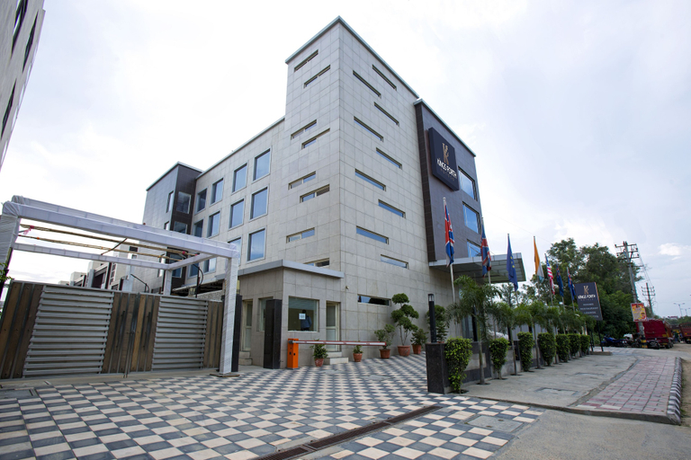 Exterior & Views