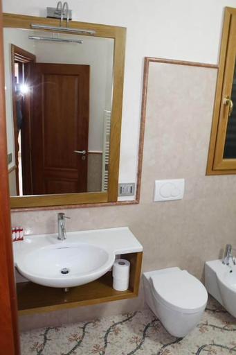 Bathroom 4, Palazzo de Donno, Lecce