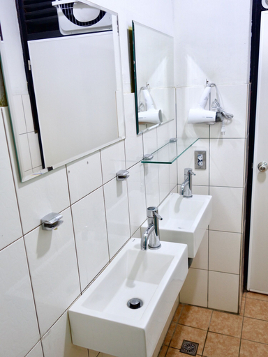 Bathroom 1, Oldmancaptain Hostel, Tainan