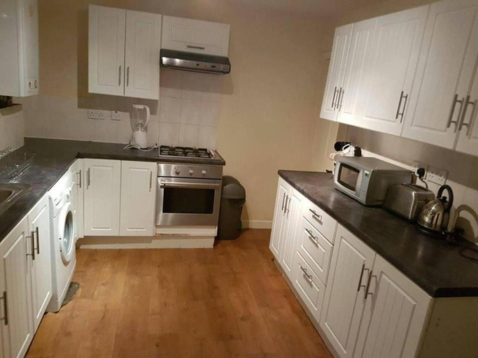 Others 4, Queen Guest house, Medway