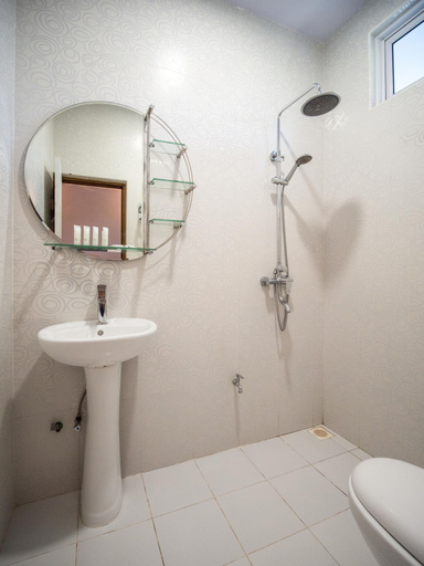 Bathroom 4, South Ari Dive Center
