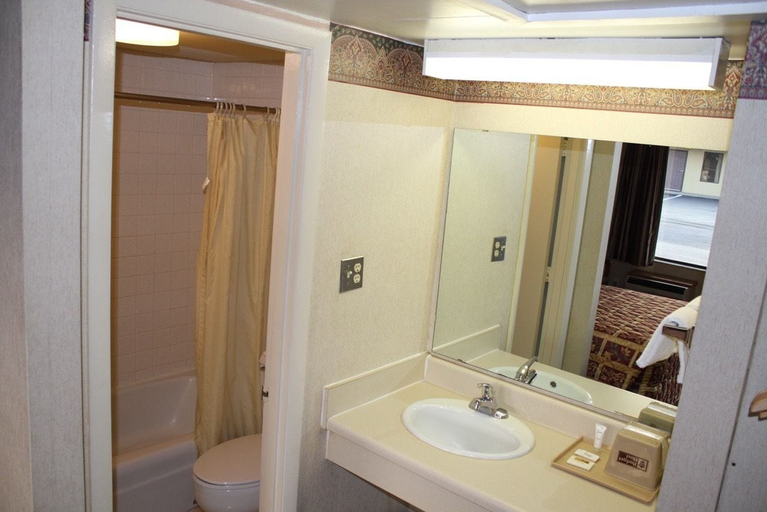 Bathroom 4, Budget Host Inn Bristol, Sullivan