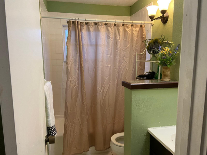 Bathroom 3, Treehouse Apartment Rentals, Broward