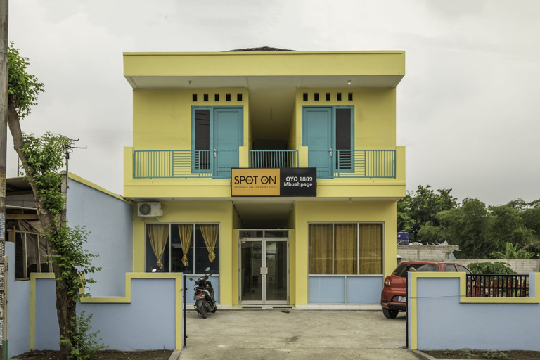 Exterior & Views 2, OYO Life 1889 Mbuahpage, Karawang