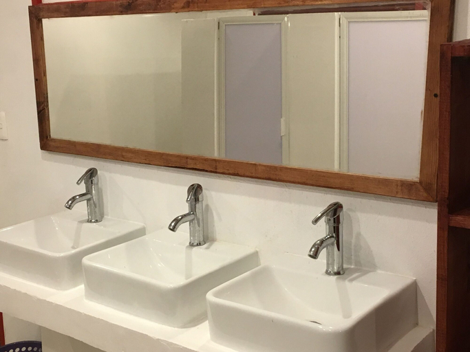 Bathroom 4, Grandes Grupos Bunker Rooms, Cuernavaca