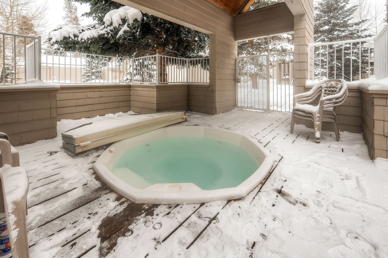 Sport & Beauty, River Glen Condos by CRMR, Summit