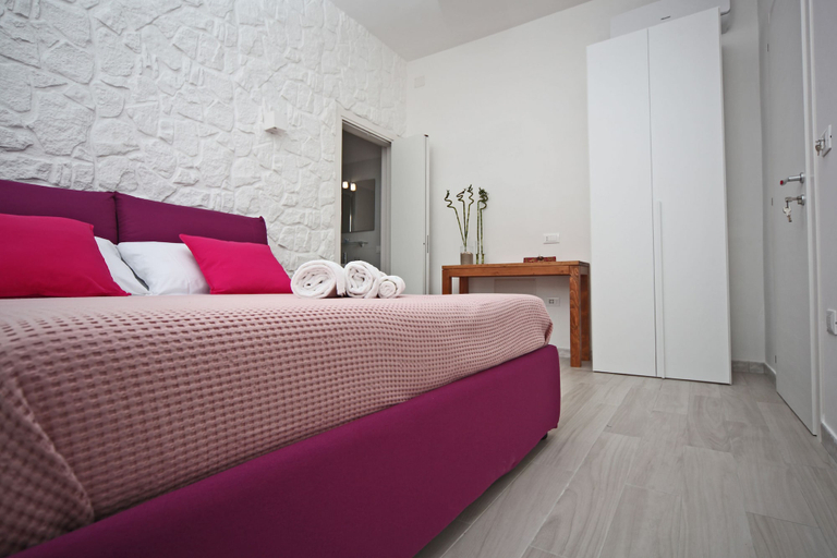 Bedroom 3, Petra Solis, Taranto