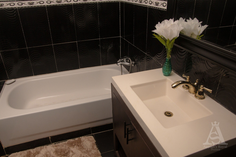 Bathroom 3, Appiah's Royal Suites, Tema