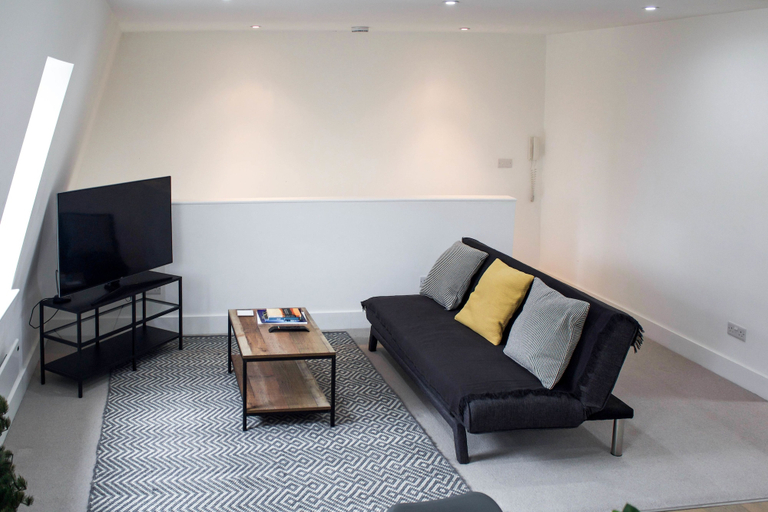 Others 4, Cosy Two Bed in Islington, London