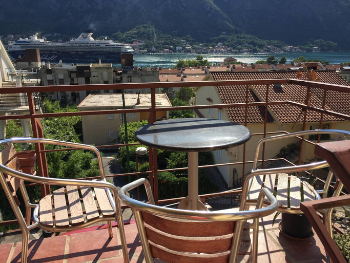 Others 5, Neni Apartments