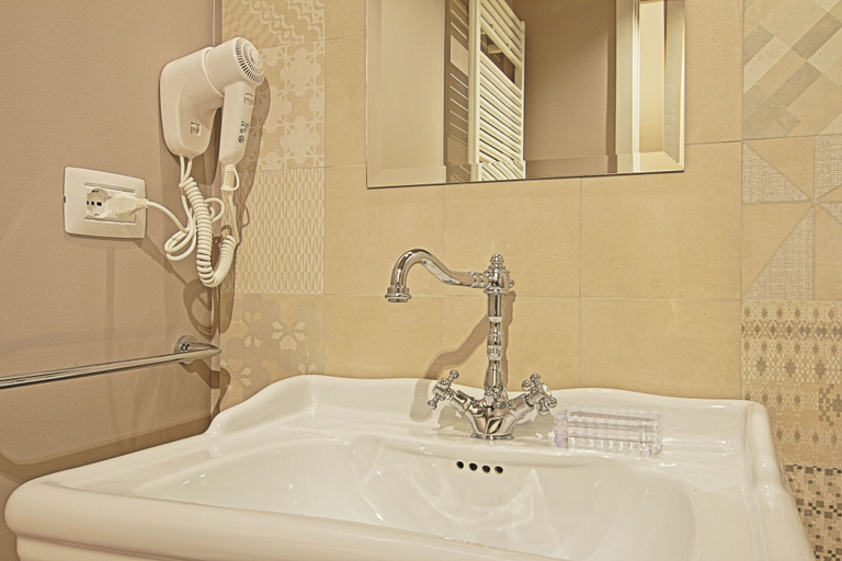 Bathroom 5, Bergamo Inn, Bergamo