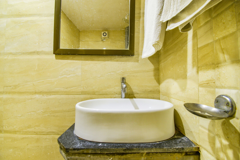 Bathroom, FabHotel Malhar Palace, Ahmadnagar