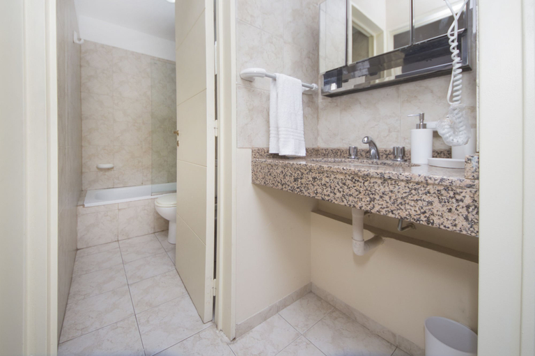 Bathroom, Obispo Oro Flat ZX2, Capital
