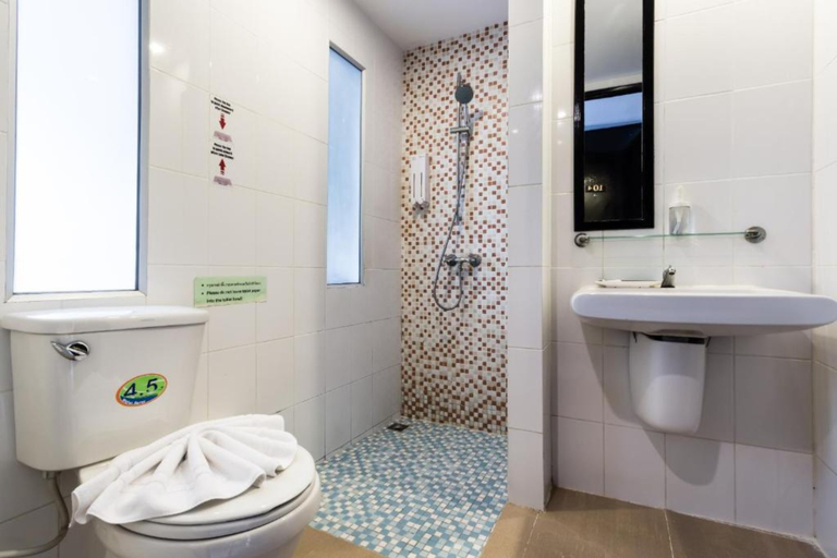 Bathroom 5, 7Q Patong Beach Hotel, Pulau Phuket
