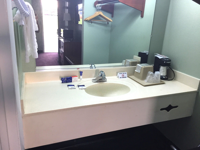 Bathroom 3, Americas Best Value Inn Manchester, TN, Coffee
