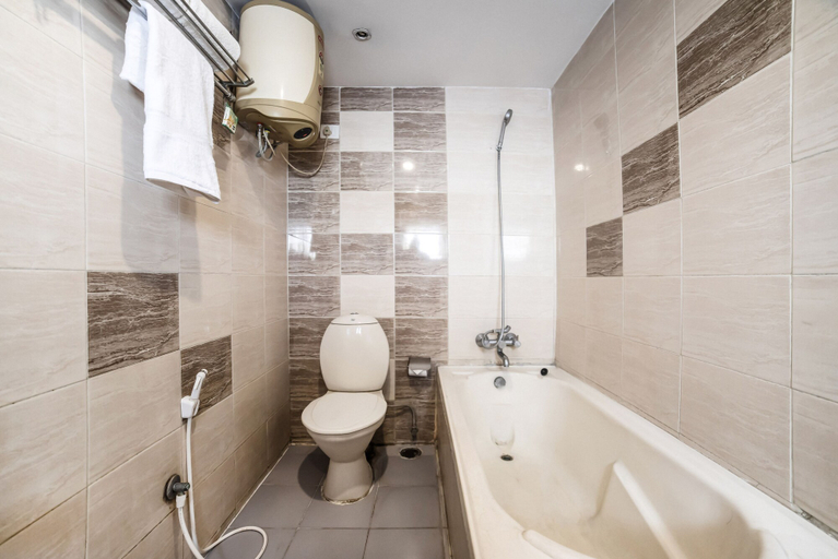 Bathroom 4, FabHotel Royal Residency II - Nr Lakdikapul Metro Station, Hyderabad
