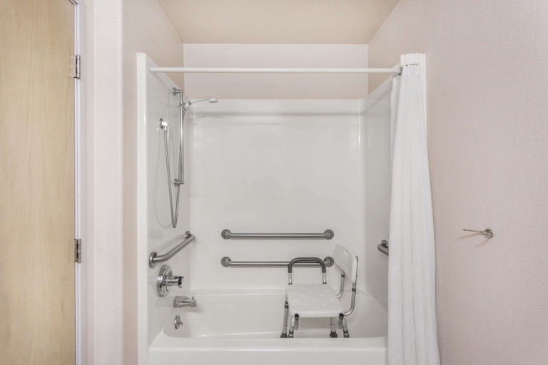 Bathroom 4, Super 8 by Wyndham Hamilton, Ravalli