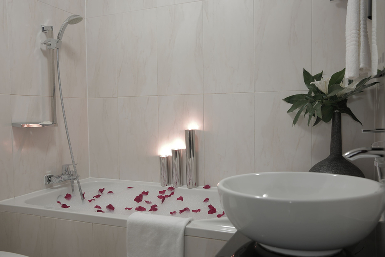 Bathroom 4, Oak Plaza Hotels - East Airport, Accra