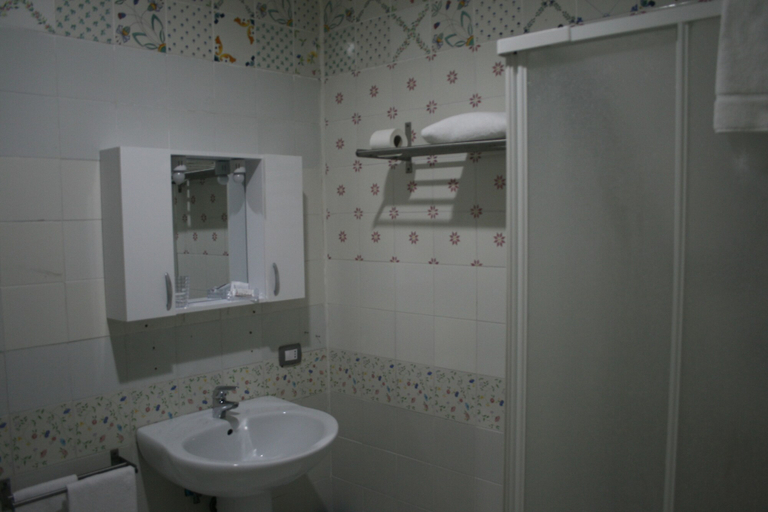 Bathroom 4, Coral Rooms, Napoli