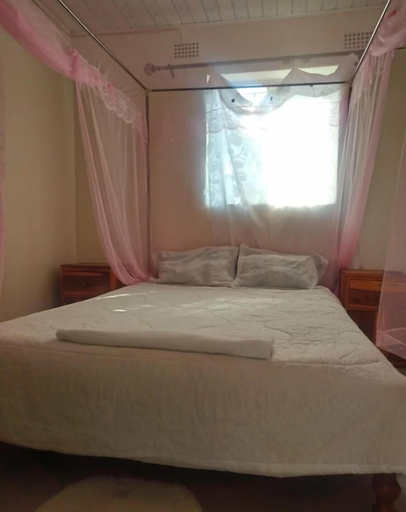 Bedroom 2, Little Lodge, Choma