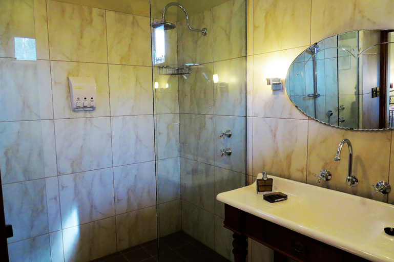 Bathroom 3, McCloud House, Adelaide
