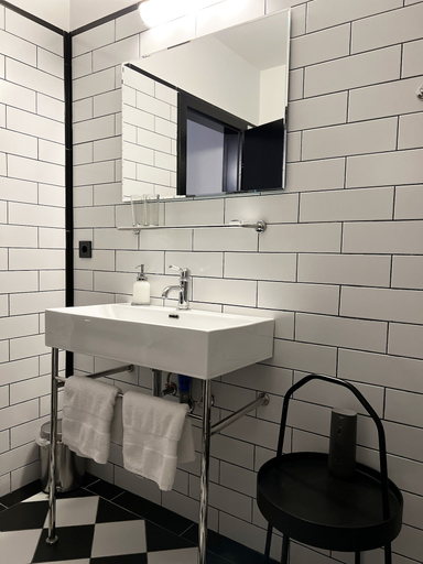 Bathroom 5, Rumor Rooms, Budapesti