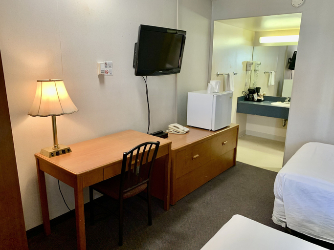 Bedroom 3, Peace Valley Inns, Division No. 19